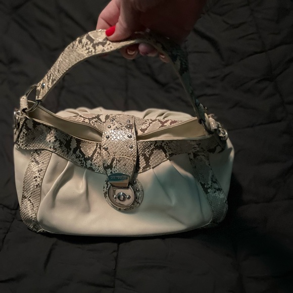 Off wire/cream colored guess handbag. With guess logo on front - Picture 3 of 12